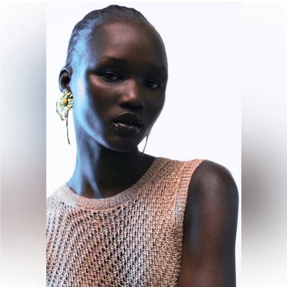 Daisy Flower Gold Earrings - Picture 3 of 16